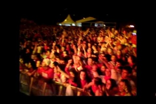 Playing with Malú and Melendi in Pamplona